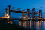 hier wat foto's van de oude en daarnaast gelegen nieuwe Botlekbrug gemaakt op 17 oktober 2014 tussen 19:15 uur en 21.30 uur