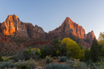 ondergaande zon schijnt op de Watchmen Zion NP