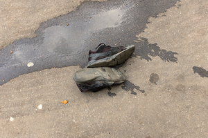 Overal vind je verloren voorwerpen, bijvoorbeeld schoenen, laarzen en ander schoeisel. Soms vind je ze op de grond, een andere keer heeft een vinder ze apart gezet of aan de kant gelegd. Ook worden schoenen en ander schoeisel wel eens gebruikt als versiering. Hier vind je een kleine selectie van schoeisel op en langs de kant van de weg.