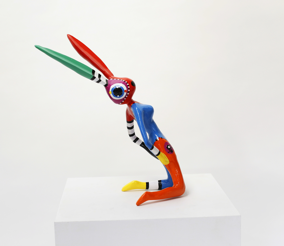 Red Light Rabbit knielend