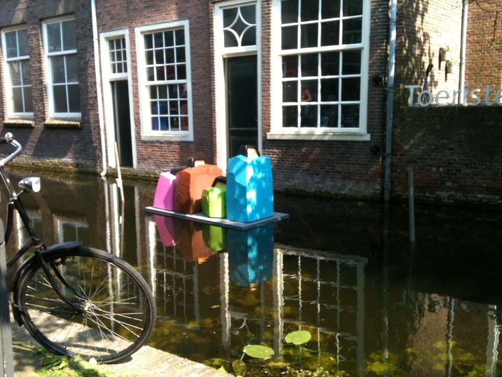 Koffers in de grachten van Delft
