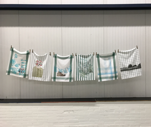 een serie werken, gemaakt op theedoeken, die herinneren aan mijn kindertijd