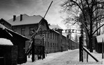 Diverse foto's van het voormalige vernietigingskamp Auschwitz. Auschwitz was verdeeld in twee kampen. Zo was er Auschwitz Konzentrationslager (KL) 1 en KL 2. Auschwitz KL 1 was meer een kamp waarin de dwangarbeiders werden gehuisvest. Auschwitz KL 2 was meer bedoeld als vernietigingskamp waar twee grote gaskamers stonden.