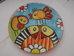 porselein [bijv.borden] beschildert met porseleinverf Met deze bord wil ik de lente uitdrukken Zonnig vrolijk. De vogels fluiten en op mijn gezicht onstaat een glimlach.