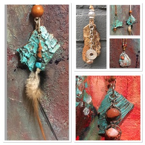 Sieraden gemaakt van voornamelijk gevonden materialen. Het is mogelijk om een gepersonaliseerde ketting te krijgen. Ik zoek dan naar materialen, bedels die de ketting persoonlijk maken.