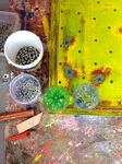 In de werken van toegepaste kunst is vooral gerecycled kunststof gebruikt. dat kan zijn een lege petfles ( plastic drinkfles ) tot een oud stuk nylon. Heel leuk en uniek is om te zien dat er ook LED verlichting in meerdere kunstwerken zijn aangebracht.