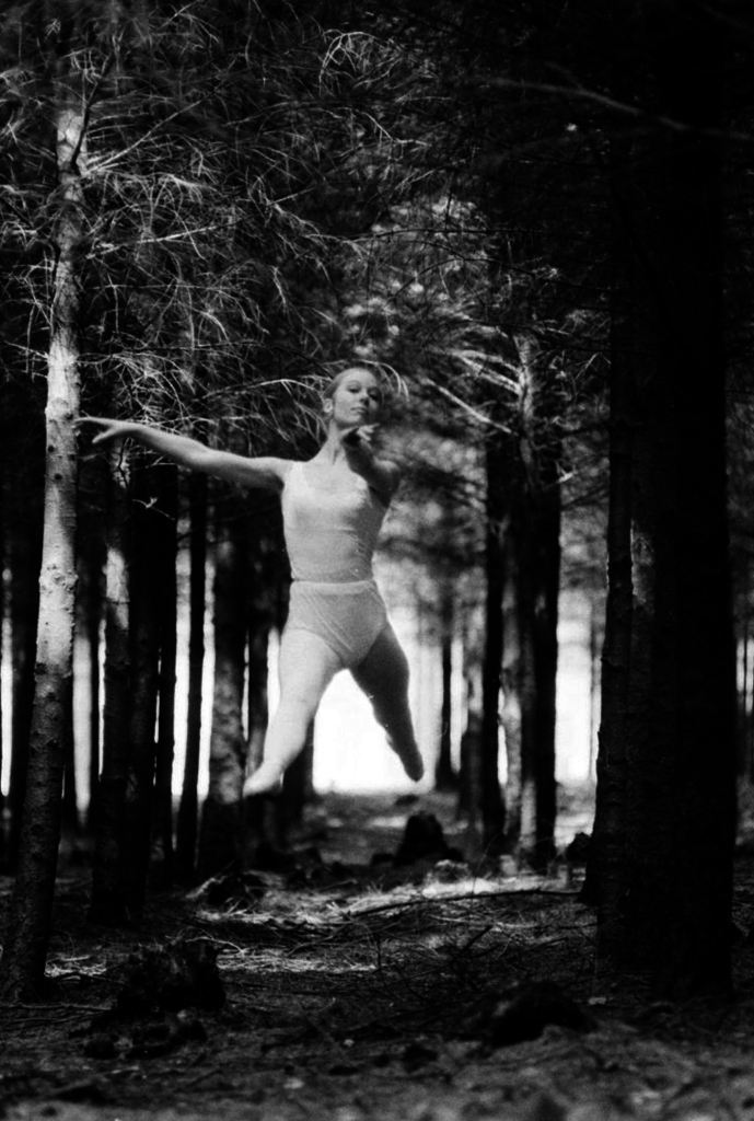 Balletdanseres in bos