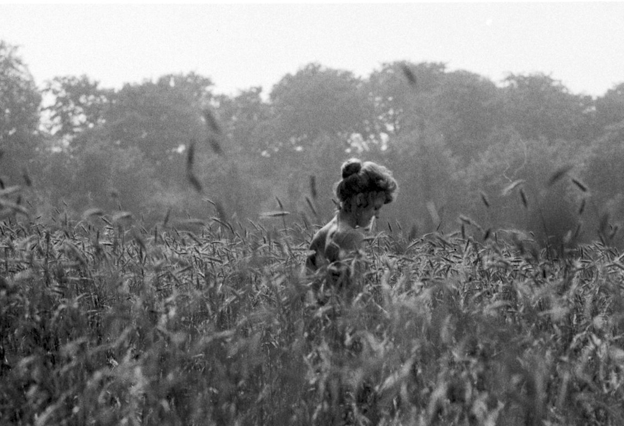 Meisje in korenveld