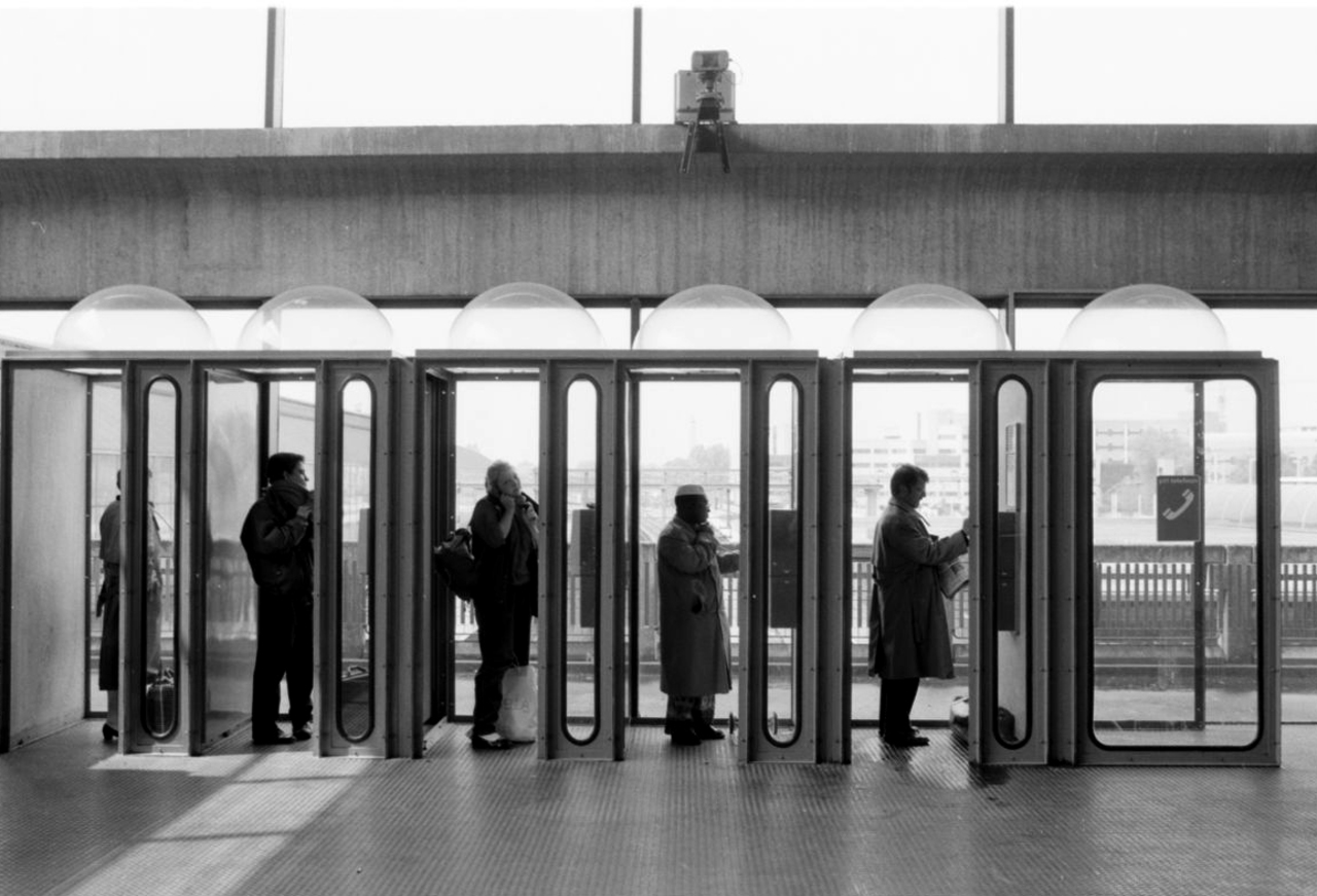 Telefonerende mensen op station Utrecht