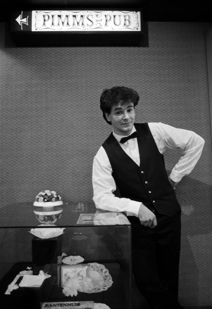Kelner in PIMMS' PUB