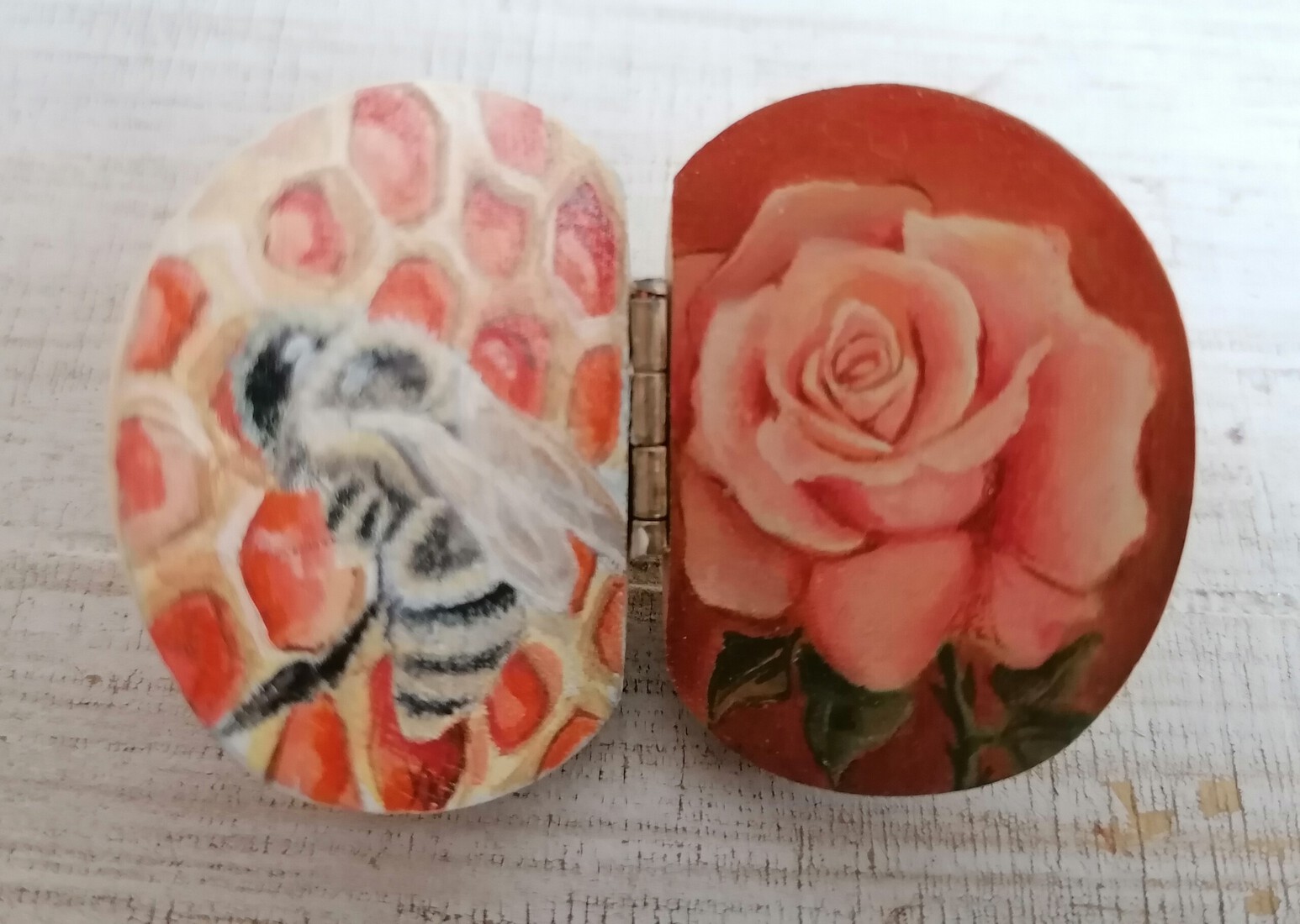 Honingbij en roos