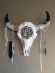 Ben je opzoek naar een gave eyecatcher in je interieur? Ik beschilder tegenwoordig naast doeken ook skulls. Vanaf € 150,- per stuk kan ik de skull helemaal naar wens beschilderen, zodat hij past in jouw woon- of slaapkamer. Neem contact op voor meer info!