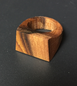 Houten sieraden zijn niet alleen mooi, maar dragen ook bij aan een schonere planeet omdat hout CO2 vasthoudt. Draag je sieraden met trots, wetende dat je jouw aandeel hebt geleverd aan een beter milieu.
Houten sieraden zijn licht van gewicht en bovendien komen allergische reacties op hout voor zover bekend, niet voor.
Dit type sieraad is een natuurlijk en gerecycled product.
Met houten sieraden wil je zeker gezien worden!
Meer sieraden vind je op: https://sieradenvanhout.nl