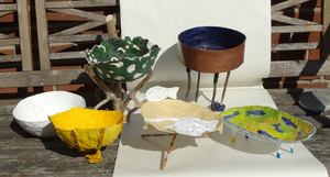 Driedimensionele werken met als basismateriaal papier. Andere materialen ter ondersteuning van het papier.