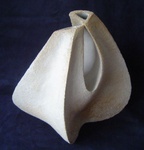 De meeste van deze organische vormen zijn geïnspireerd op schelpjes of botjes van enkele centimeters groot, die ik heb gevonden op een strand in Senegal. Mijn streven is asymmetrische en toch evenwichtige vormen te maken.