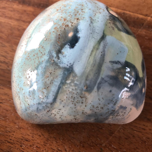 Mijn schalen zijn handgevormd en geven de kleuren pracht van de zee weer. Ik gebruik kant en klare glazuren die ik mix om tot een resultaat te komen dat voor mij de juiste uiting geeft van het gevoel van vrijheid als ik bij de zee vertoef. Waar dan ook ter wereld.