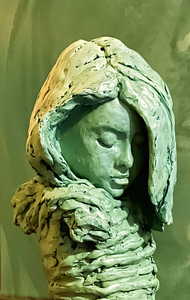 Een collectie intuïtieve sculpturen die spreken vanuit het innerlijke. Elk werk draagt een stille, symbolische kracht — ruw, geladen en gevoelig. Gevormd uit materie, maar bezield. Beelden die voelen als dragers van emotie, stevigheid en stilte.