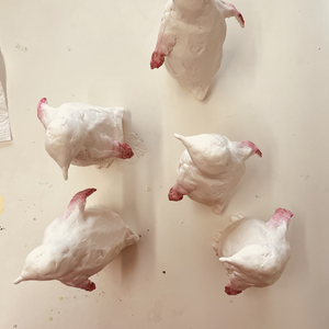 Een ontdekkingstocht door de donkere diepe oceanen. Buitengewone wezens die nog net niet ontdekt zijn, reusachtige zeesterren, duizend en één visjes, sprookjesachtige landschappen...
Een mix van disciplines, schilderijen, bas-reliëfs, beeldhouwwerken.