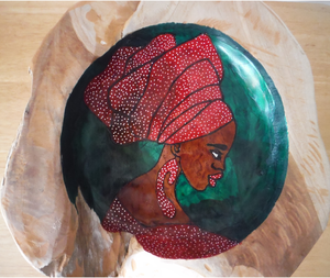 DIT IS EEN SERIE PLATTE HOUTEN SCHALEN DIE ZOWEL OPGEHANGEN ALS NEERGELEGD KUNNEN WORDEN. ZE ZIJN OP EEN KUNSTZINNIGE WIJZE BESCHILDERD MET UITERAARD TROPISCHE TAFERELEN.