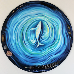 Dit is een collectie van intuïtieve schilderijen op ronde doeken van (voornamelijk) 40x40cm (tenzij anders beschreven), geschilderd met olieverf of acrylverf. Sommige schilderijen zijn met gemengde technieken, waaronder zand, gedroogde bladeren, veren.
