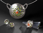 Sieraden qua kleur en inhoud aanpassen aan je kleding en je bui. De hangers, horloge en oorbellen bestaan uit losse onderdelen die te wisselen zijn.