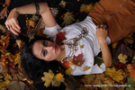 Een herfstshoot in de studio. Jawel , een zak vol bladeren ,een stuk boomstam en een model met herfst kleding en het is compleet. Lekker warm en toch een herfstsfeer.