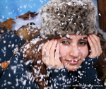 Voor slechts € 30 euro kan je een fotosessie doen in een winters decor met ook herfstachtige omstandigheden. Compleet met fazant en eekhoorntje en om ook de Kerstsfeer te pakken compleet met kerstballen en ook een rood-wit kerstpakje.
