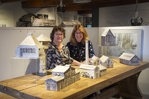 Ik heb een impressie gemaakt van een 10-tal bedrijfsgebouwen en fabrieken uit Nijkerk. Het gaat om zowel bestaande gebouwen als ook om gebouwen die al lang verdwenen zijn. Op elk bouwwerk staat een stukje tekst om de historie van het pand te duiden. 
Deze serie is op 6-11-2023 overhandigd aan de Conservator van Museum Nijkerk, Saskia van den Berg als schenking aan Stichting Oud Nijkerk.