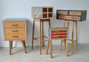 Unieke handgemaakte kunstkastjes met een eigenwijs karakter. Zo zou je deze kunstobjecten kunnen omschrijven. Als basis gebruik ik 'weeslaatjes'. Dit zijn laatjes die ooit zijn gescheiden van de oorspronkelijke kast. Hieromheen bouw ik een nieuwe passende behuizing, zet er poten onder en maak het af met een mooi kunstzinnig jasje.