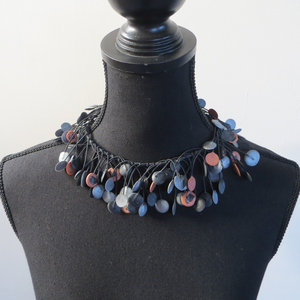 Sieraden van papiergaren of rubber