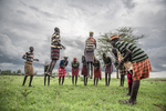 In Oeganda wonen de Karamojong. Ooit waren de stamleden geduchte strijders. Tegenwoordig ligt de stammenstrijd in het verleden. In het dorp wordt iedere avond gedanst dat het een lieve lust is. Met de Edonga-dans wordt met ritmisch geklap zo hoog mogelijk gesprongen om zoveel als mogelijk indruk te maken op het andere geslacht.