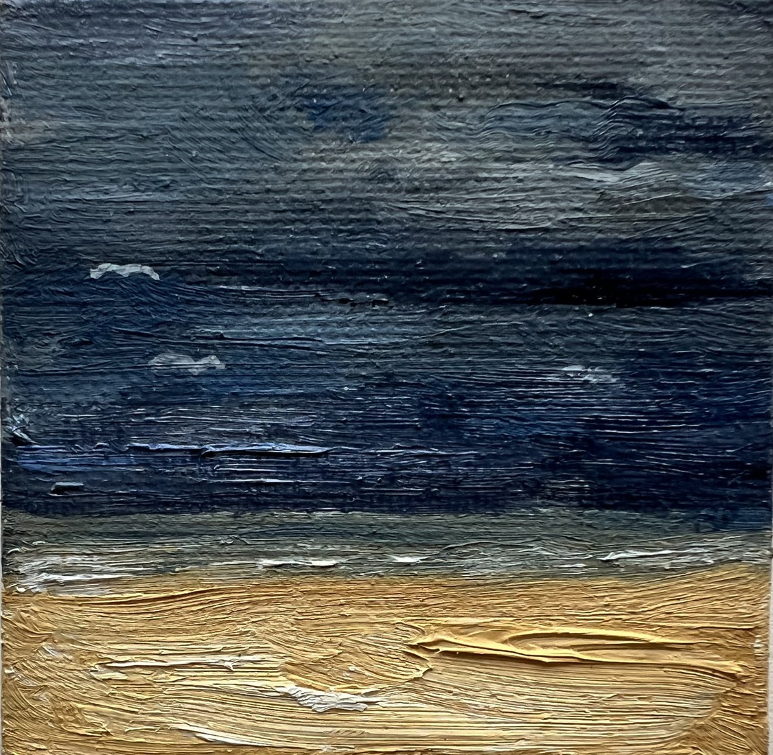 zwarte lucht boven zee