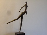 Een variatie aan beelden van mensfiguren, veelal vrouwen, ook man- en-vrouw-beelden, min of meer geabstraheerd en meestal unica's.