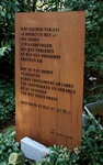Gedichten van Jan-Clemens Lampe uitgesneden in corten staal. Cortenstaal roest alleen oppervlakkig. De werken zijn bedoeld om buiten in de grond geplaatst te worden. Voor kleinere werken heb ik een console ontworpen. Zie overzicht gedichten in cortenstaal op http://www.janclemenslampe.nl/Gedichten/Cortenstaal-gedichten/