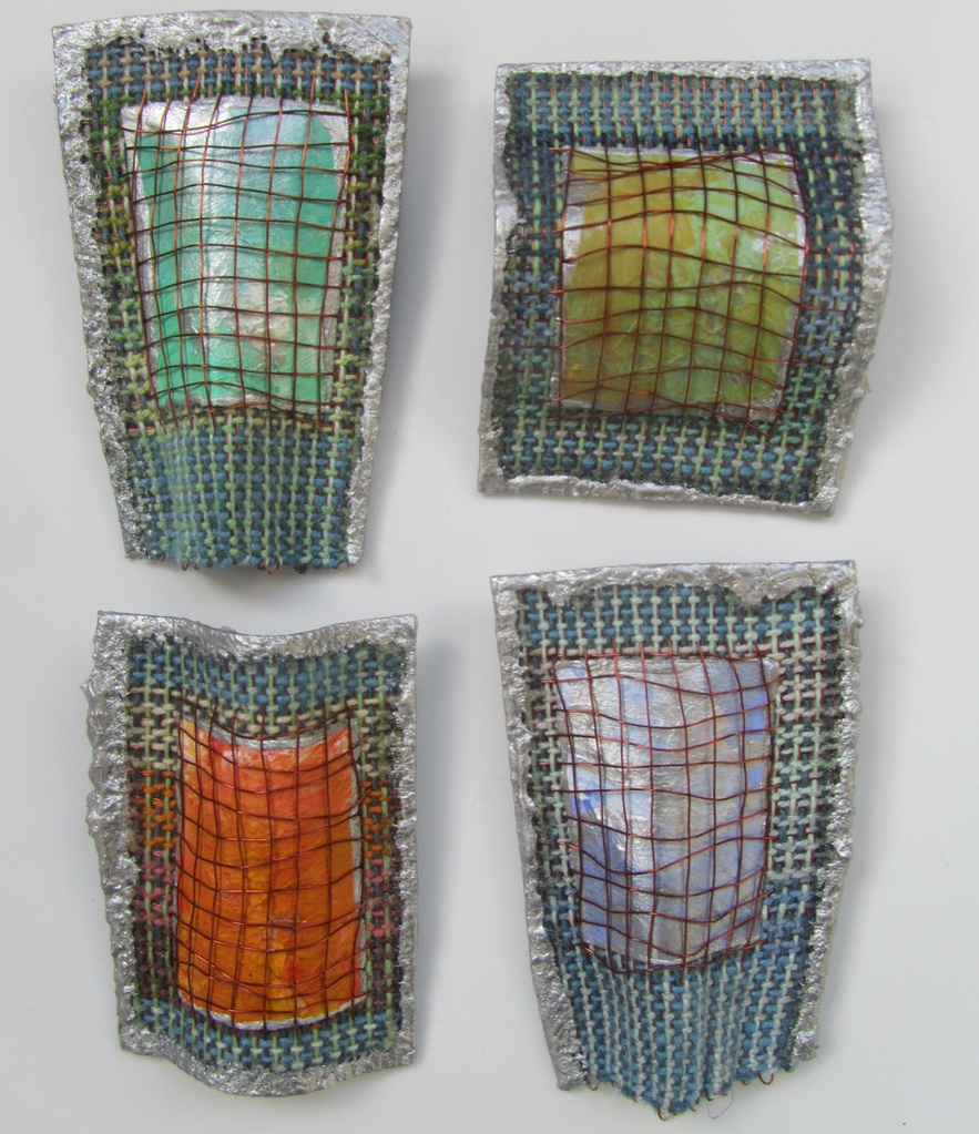 broches geweven met koperdraad