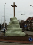 Afvalberg - aanklacht tegen de vervuiling van de bergwereld. Monument Afvalberg met Topkruis op Rotonde. Symbolische hoeveelheid afval die op de Mount Everest is achtergelaten door expedities.