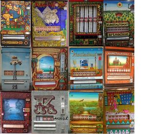 Door heel Nederland en Duitsland staan/hangen PAKJEKUNST OF KUNSTAUTOMATEN . Mijn bijdrages zijn 25 met acryl en vogelzand bedekte luciferdoosjes. De dieren komen vaak in mijn tekeningen voor en staat de fel roze fluoriserende verf aan de zijkant voor licht in de duisternis. Als je het doosje schudt, dan rammelt het, net zoals het leven soms zelf.