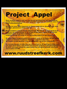 Project Appel
Deze vergeten appel is met ons mee op reis geweest naar het noordelijkste puntje van Noorwegen, maar onderweg niet opgegeten, en tenslotte weer thuis in de fruitschaal beland.
Hij is in de zomer klein begonnen en daarna gegroeid en rijp geworden, mooi van kleur, glanzend en strak in zijn vel.