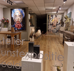 In Galerie De Kunstudio komt het werk van Angelique Cremers prachtig tot leven naast dat van diverse hedendaagse kunstenaars, ieder met een eigen stijl en discipline. Deze unieke samensmelting van artistieke visies creëert een inspirerende dialoog tussen de werken en vormt een harmonieuze symbiose die de bezoeker verrast en verwondert.