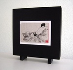 Meestal begin ik met schetsen en tekenen van mijn thema's. Deze tekeningen gebruik ik als ondersteuning bij mijn schilderijen. Omdat een galerie mijn tekeningen graag wilde exposeren, heb ik voor de presentatie daarvan speciale 'bakjes' ontworpen. In galerie RudolfV zijn deze voor het eerst als serie geexposeerd.