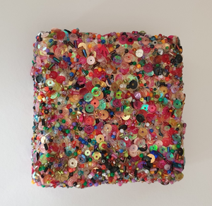 Wandsieraden zijn gemaakt van materiaal voor sieraden en voor de wand.
Sieraad om op te hangen en te bewonderen op afstand.