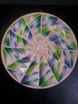 Elk onderdeel van het mosaic is uitgetekend , geknipt en gevouwen uit papier. Indien het gewenste geometrische patroon is ontstaan is het op de drager vastgezet en gefixeerd zodat de kleuren behouden blijft en het verstevigd is.