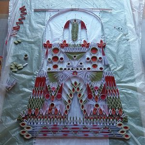 In verschillende papiertechnieken gemaakte wandkleden, kunst en/ of ambacht. Natuurlijk is het wandkleed na vouwen quilten, behandeld zodat het sterker is geworden en de kleur blijft behouden.