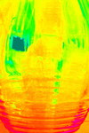 Abstracte foto's omgezet in felle kleuren.