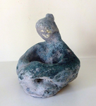 Geboetseerde objecten van figuren in abstracte vorm, daarna gebakken en soms geglazuurd.