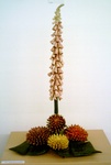 Geinspireerd door de natuur van de Scheldevallei en van de Vlaamse Ardennen ,waarin wij ons middenin bevinden ,spreekt het bijna voor zich dat bloemen ontluiken uit de klei ,die de kunstenaar hanteert. Ware creaties van bloemsierkunst in combinatie met andere materialen zoals zink , hout , koper en arduin.