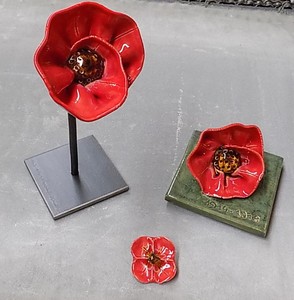 De poppy's,symbool van de vrede.Ze zijn verkrijgbaar bij Chris alsook in de souvenirwinkel Tommy's in Ieper(Belgie).De werkjes zijn stuk voor stuk handgemaakt zonder mal en genaamtekend door Chris,2 maal gebakken,op 950° en op 1050°.Het zijn unieke kunstwerkjes die de gedachte