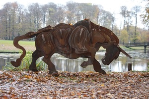 De levens grote corten staal stier heeft een prachtige bruine kleur