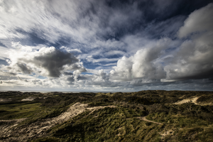 De combinatie tussen blond zand en mooie blauwe wolkenluchten is 'killing'.
Komt daar de zee nog bij dan is het af.
De wolkenluchten langs de kust zijn fameus.