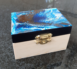 Kleine en medium doosjes met een deksel van Epoxyhars. Allemaal verschillend en daardoor een unieke uitstraling. Leuk om cadeau te geven of gewoon lekker voor jezelf!
Mocht je meerdere dozen willen bestellen neem dan even contact op dan kan ik een gecombineerde zending maken waardoor ik je een korting kan geven!